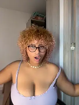 Snapshot of niki_wild18 chatting on 5, 10, 2025 niki wild18 online show from 5, 10, 2025
