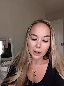 Snapshot of BarbieDolly_x chatting on 24, 9, 2025 BarbieDolly x online show from 24, 9, 2025