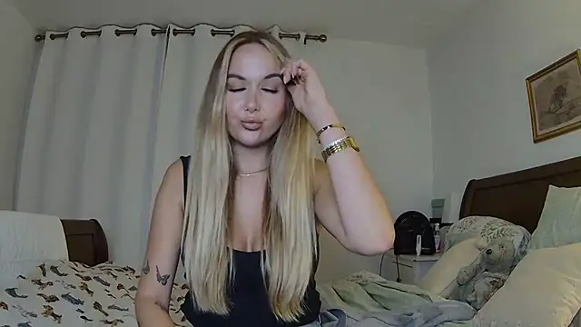 Snapshot of BarbieDolly_x chatting on 18, 10, 2025 BarbieDolly x online show from 18, 10, 2025