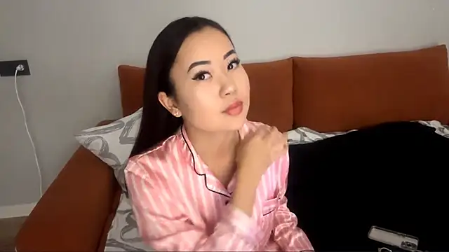 Ur neighbor Kira online show from 6, 11, 2025