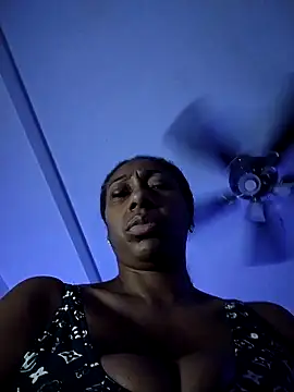 Snapshot of MadamGlam chatting on 28, 9, 2025 MadamGlam online show from 28, 9, 2025