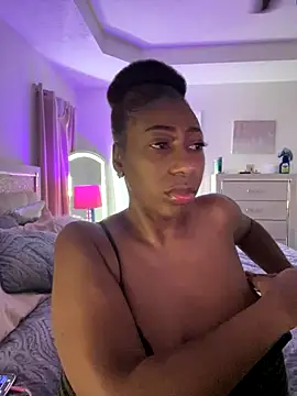 Snapshot of MadamGlam chatting on 3, 10, 2025 MadamGlam online show from 3, 10, 2025