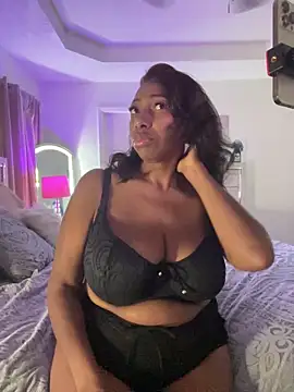 Snapshot of MadamGlam chatting on 7, 10, 2025 MadamGlam online show from 7, 10, 2025