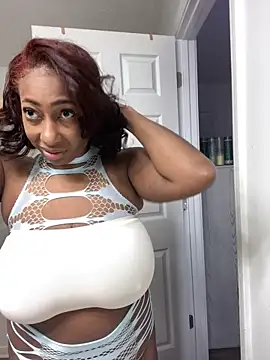 Snapshot of MadamGlam chatting on 11, 10, 2025 MadamGlam online show from 11, 10, 2025