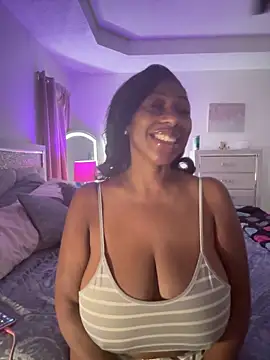 Snapshot of MadamGlam chatting on 15, 10, 2025 MadamGlam online show from 15, 10, 2025