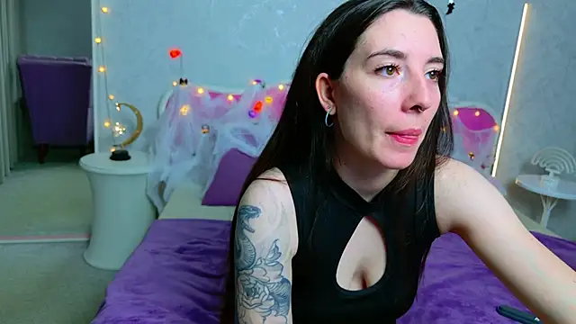 Curious Lily online show from 28, 10, 2025