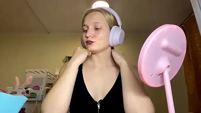 Snapshot of xX_Looola_Xx chatting on 18, 10, 2025 xX Looola Xx online show from 18, 10, 2025