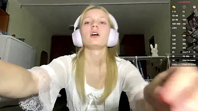 Snapshot of xX_Looola_Xx chatting on 27, 10, 2025 xX Looola Xx online show from 27, 10, 2025