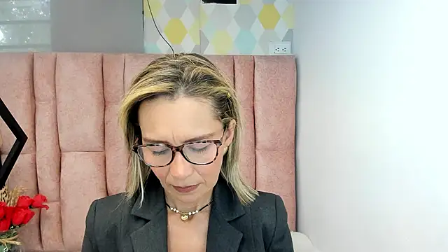 Snapshot of Issa_Milf__ chatting on 19, 6, 2026 Issa Milf online show from 19, 6, 2026