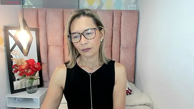 Snapshot of Issa_Milf__ chatting on 6, 7, 2026 Issa Milf online show from 6, 7, 2026