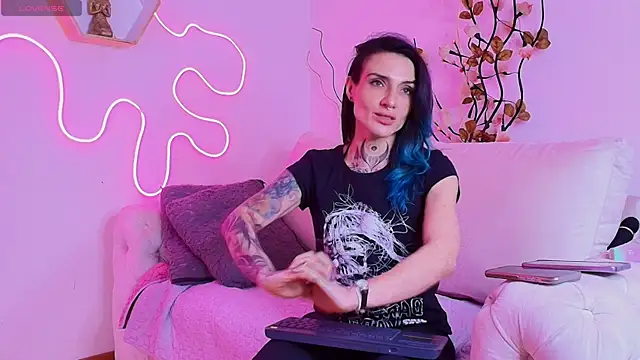 Snapshot of leblanc_eva chatting on 7, 10, 2025 leblanc eva online show from 7, 10, 2025