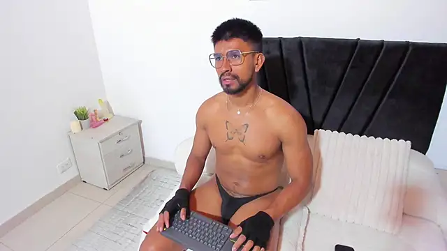 Taylormaccurdy  online show from 25, 10, 2025