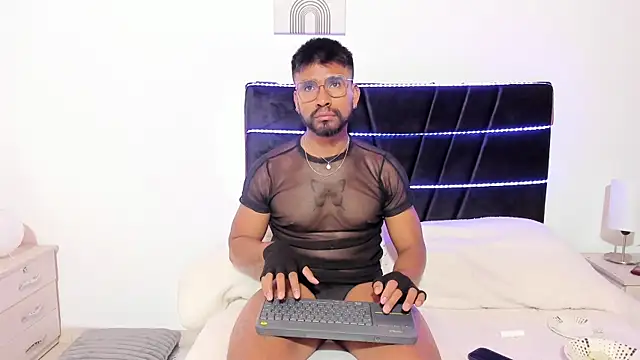 Taylormaccurdy  online show from 5, 11, 2025