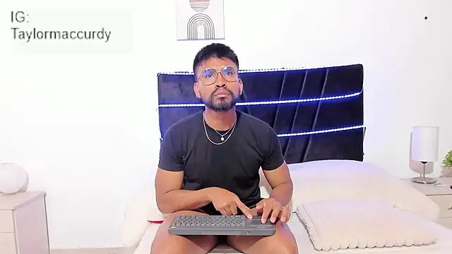 Taylormaccurdy  online show from 26, 11, 2025