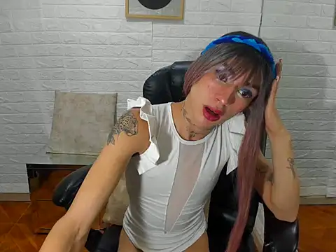 Mila Leon online show from 3, 11, 2025