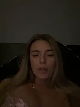 Snapshot of EllieEllxx chatting on 4, 10, 2025 EllieEllxx online show from 4, 10, 2025