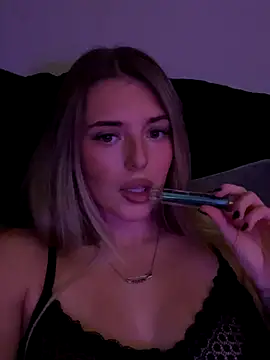 Snapshot of EllieEllxx chatting on 12, 10, 2025 EllieEllxx online show from 12, 10, 2025