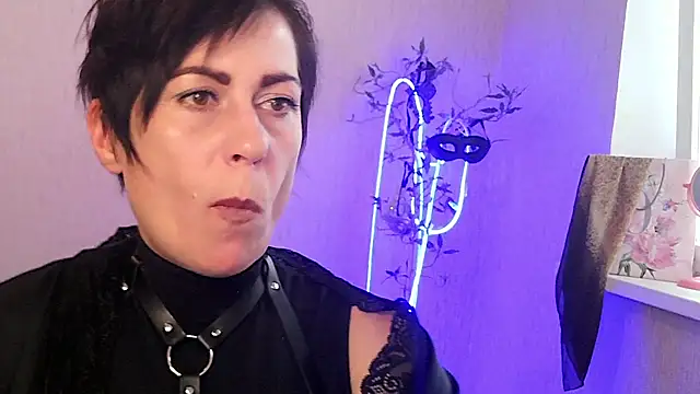 Ashley Brookss online show from 12, 11, 2025