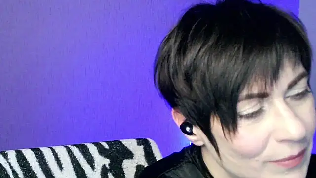 Ashley Brookss online show from 28, 11, 2025