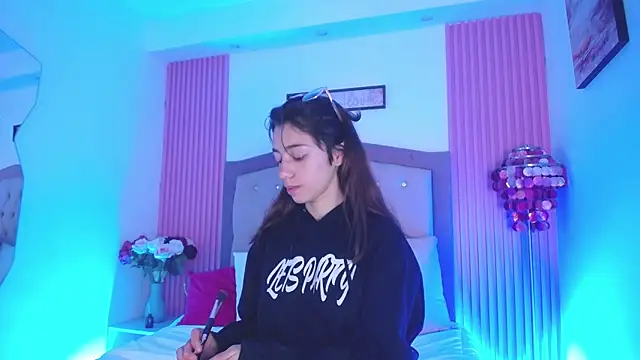 MarinetteLux online show from 16, 4, 2026