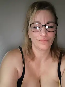 Snapshot of Fifi83Bell chatting on 28, 3, 2026 Fifi83Bell online show from 28, 3, 2026