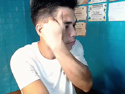 Snapshot of Cute_Lucas chatting on 4, 11, 2025 Cute Lucas online show from 4, 11, 2025