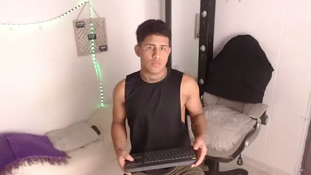 Snapshot of Dylan_horny chatting on 10, 10, 2025 Dylan horny online show from 10, 10, 2025