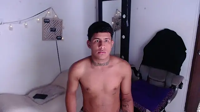 Snapshot of Dylan_horny chatting on 27, 11, 2025 Dylan horny online show from 27, 11, 2025