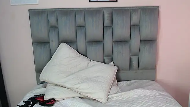 Kitty foxx  online show from 11, 10, 2025