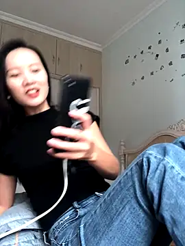 Snapshot of Mile-m chatting on 12, 10, 2025 Mile-m online show from 12, 10, 2025