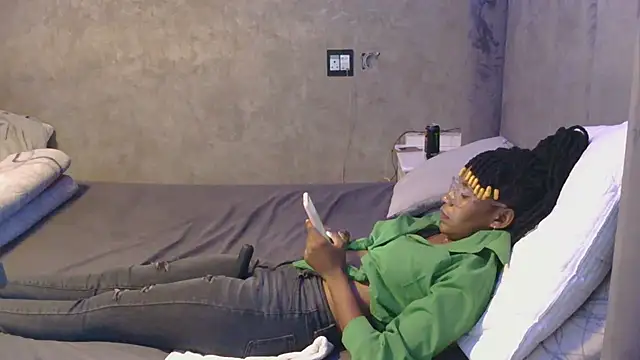 petite queenx online show from 25, 10, 2025