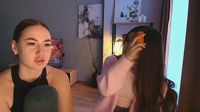 Snapshot of MayaGlow chatting on 27, 11, 2025 MayaGlow online show from 27, 11, 2025