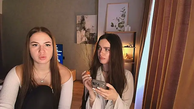 Snapshot of MayaGlow chatting on 1, 12, 2025 MayaGlow online show from 1, 12, 2025