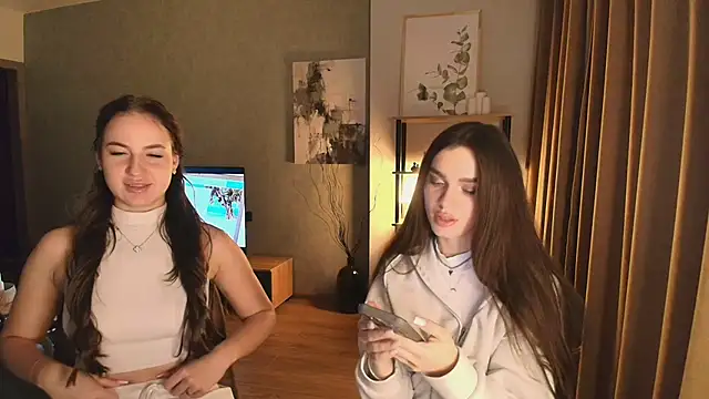 Snapshot of MayaGlow chatting on 4, 12, 2025 MayaGlow online show from 4, 12, 2025