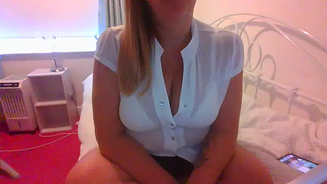 Snapshot of BbwGreenEyes69_ chatting on 9, 10, 2025 BbwGreenEyes69 online show from 9, 10, 2025