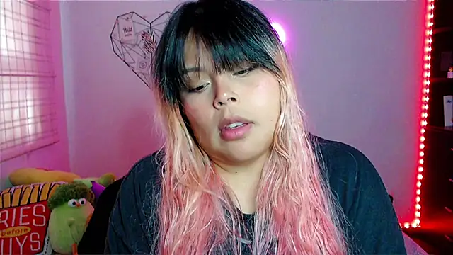 Snapshot of EllieMoonX chatting on 1, 2, 2026 EllieMoonX online show from 1, 2, 2026