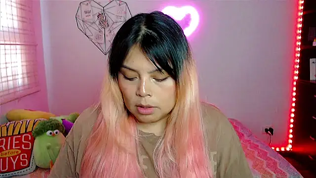 Snapshot of EllieMoonX chatting on 4, 2, 2026 EllieMoonX online show from 4, 2, 2026