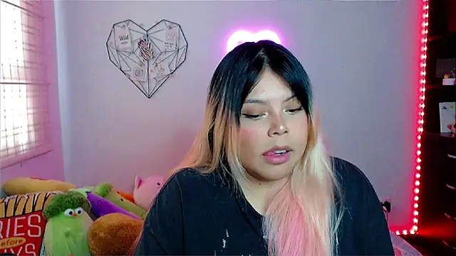 Snapshot of EllieMoonX chatting on 8, 2, 2026 EllieMoonX online show from 8, 2, 2026