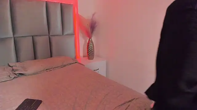 HollyPeach online show from 2, 11, 2025