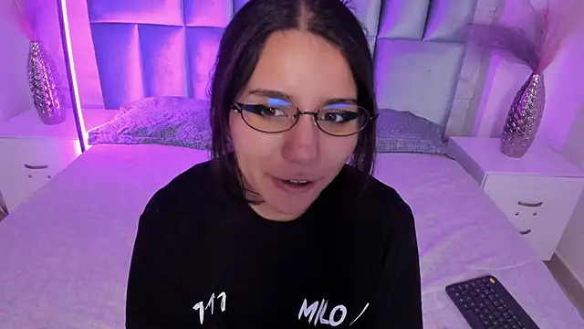 Snapshot of HollyPeach chatting on 20, 4, 2026 HollyPeach online show from 20, 4, 2026