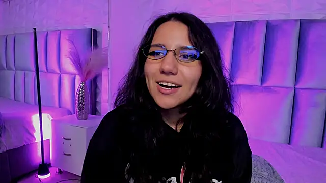 Snapshot of HollyPeach chatting on 21, 4, 2026 HollyPeach online show from 21, 4, 2026