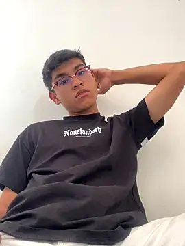 Muchachito18 online show from 15, 10, 2025