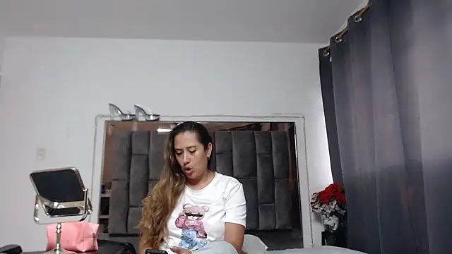 Snapshot of Salmma_Milf chatting on 19, 5, 2026 Salmma Milf online show from 19, 5, 2026