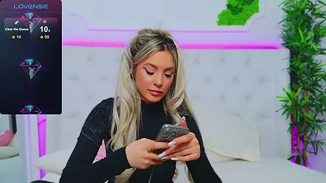 Snapshot of AriannaSins chatting on 5, 2, 2025 AriannaSins online show from 5, 2, 2025