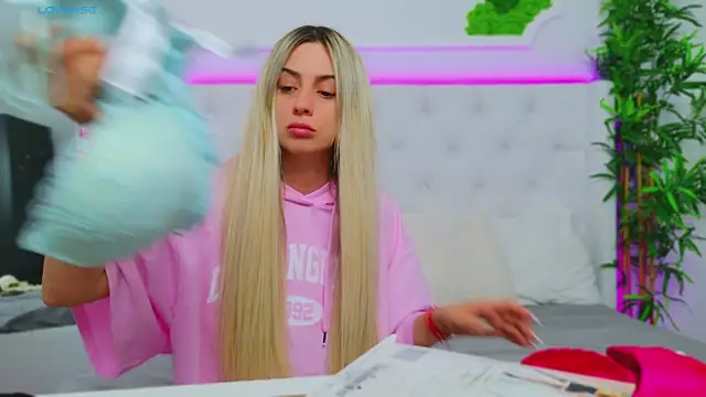 Snapshot of AriannaSins chatting on 11, 3, 2025 AriannaSins online show from 11, 3, 2025