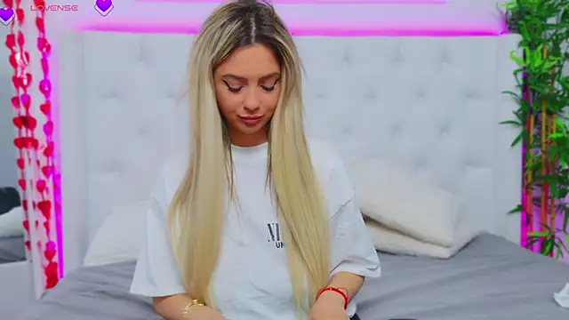 Snapshot of AriannaSins chatting on 12, 3, 2025 AriannaSins online show from 12, 3, 2025