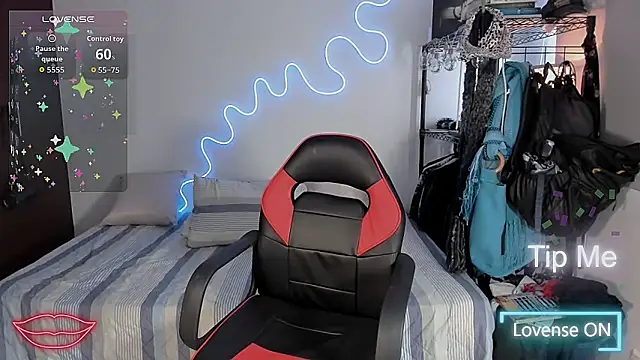 Snapshot of Lyric_Mirage chatting on 4, 11, 2025 Lyric Mirage online show from 4, 11, 2025