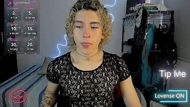 Snapshot of Lyric_Mirage chatting on 10, 11, 2025 Lyric Mirage online show from 10, 11, 2025