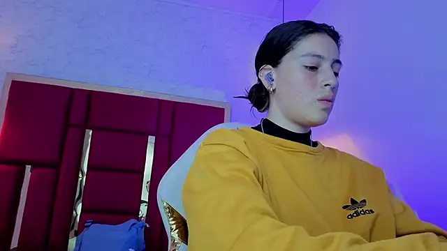 Snapshot of moon_winy chatting on 31, 3, 2026 moon winy online show from 31, 3, 2026