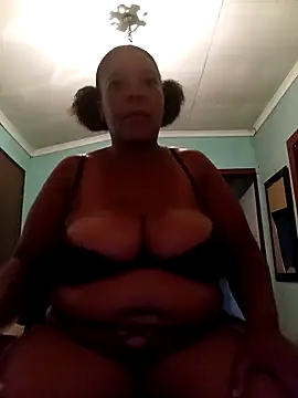 Snapshot of boobsqueenxo chatting on 4, 3, 2026 boobsqueenxo online show from 4, 3, 2026